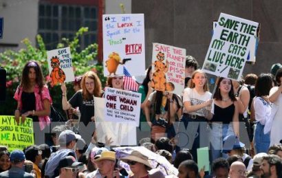 Tuần hành chống biến đổi khí hậu tại Los Angeles, California , Mỹ, ngày 20/9. Ảnh: AFP/TTXVN 