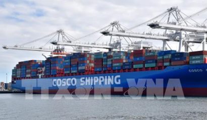 Tàu contenơ hàng hóa thuộc Tập đoàn vận tải biển COSCO của Trung Quốc cập cảng Long Beach, hạt Los Angeles, bang California (Mỹ) ngày 14/8/2019. Ảnh: THX/TTXVN