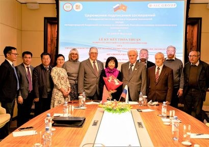 Các đại biểu chụp ảnh sau lễ ký kết.