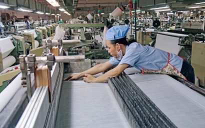 Sản xuất dệt may với quy trình liên hoàn từ kéo sợi, dệt, nhuộm đến tạo ra các sản phẩm quần áo tại TP.HCM - Ảnh: NGỌC HIỂN 