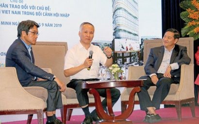 Thứ trưởng Bộ Công thương Trần Quốc Khánh (giữa) trao đổi với các doanh nghiệp TP.HCM vào sáng 21-9 về quy định xuất xứ hàng hóa - Ảnh: N.HIỂN