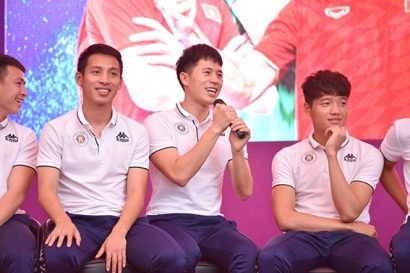 Đình Trọng ngượng ngùng trước câu hỏi khó của fan nữ