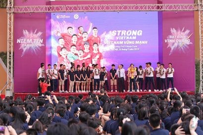 Thầy hiệu trưởng trường Marie Curie thay mặt thầy và trò trong trường tặng chiếc Cup của người hâm mộ dành tặng các cầu thủ CLB bóng đá Hà Nội