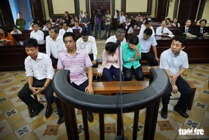  Ông Nguyễn Minh Hùng (bìa phải) - nguyên chủ tịch HĐQT kiêm tổng giám đốc Công ty cổ phần VN Pharma - và các bị cáo tại phiên tòa sơ thẩm lần 1 tháng 8-2017 - Ảnh: T.L.