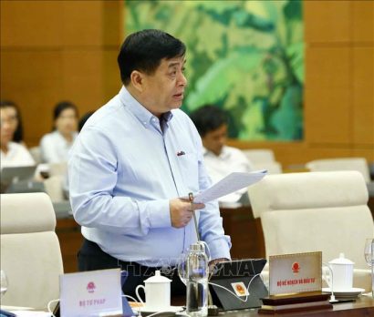 Bộ trưởng Bộ Kế hoạch và Đầu tư Nguyễn Chí Dũng trình bày tờ trình. Ảnh: Văn Điệp/TTXVN 