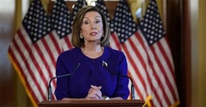 Chủ tịch Hạ viện Mỹ Nancy Pelosi tuyên bố mở cuộc điều tra luận tội Tổng thống tại Tòa nhà Quốc hội ở Washington hôm 24/9. Ảnh: Reuters. 