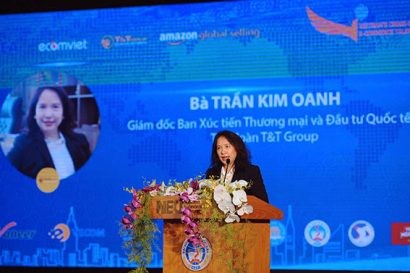 Bà Trần Thi Kim Oanh T&T Group phát biểu 