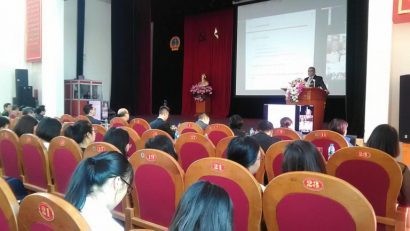 Ông Sundaresh Menon -Chánh án Tòa án tối cao Singapore phát biểu tại đầu cầu Học viện Tòa án – Ảnh: Cảnh Dinh 