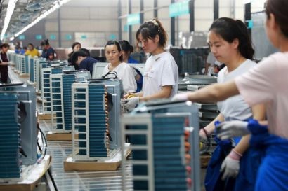  Quan chức Trung Quốc được cử đến 100 công ty tại tỉnh Chiết Giang, Trung Quốc. Ảnh: Reuters.