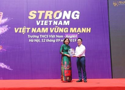 Đại diện BLĐ CLB Bóng đá Hà Nội tặng quà cho nhà trường để sắm giáo cụ thể chất cho các em học sinh