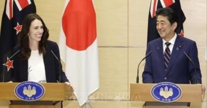 Thủ tướng New Zealand Jacinda (trái) và Thủ tướng Nhật Bản Shinzo Abe tại cuộc họp báo ở Tokyo ngày 19/9/2019. Ảnh: Kyodo/TTXVN 