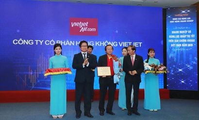 Dai-dien-Vietjet-nhan-giai-thuong