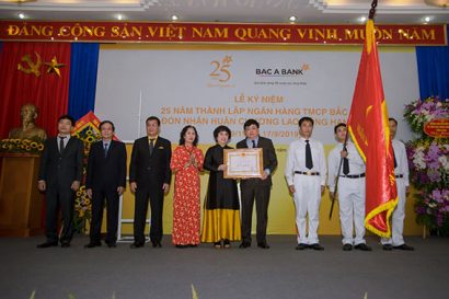 Đồng chí Nguyễn Thế Kỷ, Ủy viên Trung ương Đảng, Tổng Giám đốc Đài Tiếng nói Việt Nam thừa ủy quyền của Chủ tịch nước trao Huân chương Lao động hạng Ba cho BAC A BANK vì đã hoàn thành xuất sắc nhiệm vụ của ngành Ngân hàng