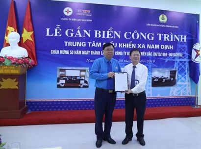Ông Vũ Văn Nghĩa – Chủ tịch Liên đoàn Lao động tỉnh Nam Định trao Quyết định công nhận công trình TTĐKX Nam Định là công trình chào mừng 50 năm ngày thành lập Tổng công ty Điện lực miền Bắc.