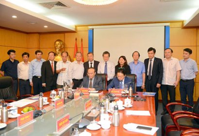 Lãnh đạo Hội Luật gia Việt Nam và Bộ Tài nguyên và Môi trường ký thỏa thuận hợp tác.