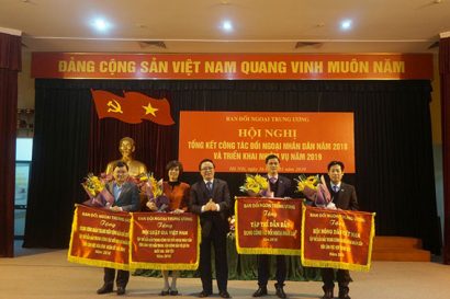  Đồng chí Lê Thị Kim Thanh (thứ hai từ trái vào), Phó Chủ tịch kiêm Trưởng ban Đối ngoại và hợp tác quốc tế Hội Luật gia Việt Nam thay mặt tập thể Ban nhận Cờ thi đua năm 2018