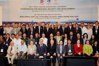  Học viện Ngoại giao, Quỹ Hỗ trợ Nghiên cứu Biển Đông và Hội Luật gia Việt Nam tổ chức Hội thảo quốc tế “Biển Đông: Hợp tác vì an ninh và phát triển khu vực” tại TP.HCM tháng 11/2017 (ảnh: Các đại biểu dự hội thảo chụp hình lưu niệm).