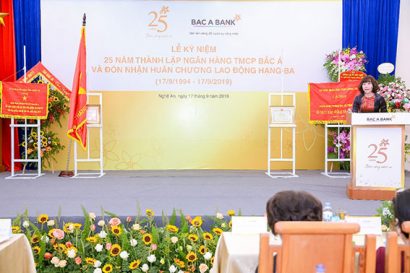 Bà Nguyễn Thị Thu Thu, Giám đốc Ngân hàng Nhà nước Chi nhánh tỉnh Nghệ An phát biểu tại buổi lễ