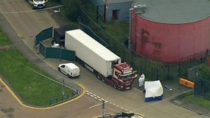 Chiếc xe tải chở 39 thi thể được phát hiện tại Essex, Anh (Ảnh: AP) 