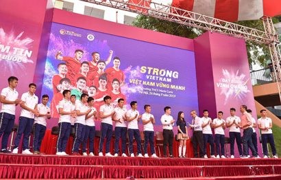 Năm 2019, các cầu thủ CLB bóng đá Hà Nội cũng đã tham gia chương trình “Strong Vietnam” nhằm truyền cảm hứng sống có ước mơ, có hoài bão tới các em học sinh THCS tại Hà Nội