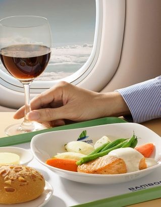Đặc biệt, Bamboo Airways là Hãng hàng không đầu tiên tại Việt Nam phục vụ khách hàng thức uống tươi thay vì đồ đóng hộp.