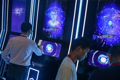 Các công ty công nghệ AI của Trung Quốc đang là những ngôi sao đang lên (trong ảnh: quét khuôn mặt nhận dạng tại Hội nghị Trí tuệ Nhân tạo Thế giới ở Thượng Hải)