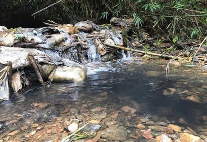 Suối đầu nguồn sông Đà bị ô nhiễm do dầu thải (Ảnh: Dân trí) 