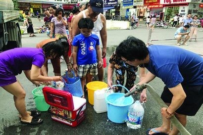 Người dân Hà Nội xếp hàng lấy nước sạch (ảnh internet). 