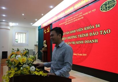 Cựu sinh viên khóa 9A của Khoa Quản trị Kinh doanh, doanh nhân Nguyễn Hữu Hưng chia sẻ tại chương trình 