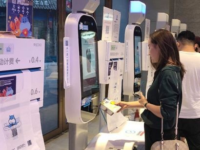 Người tiêu dùng có thể kiểm tra thông tin, thanh toán nhanh chóng với các máy tính tiền tự động có chức năng nhận diện khuôn mặt 