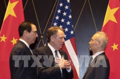  Trong ảnh (từ trái sang): Bộ trưởng Tài chính Mỹ Steven Mnuchin, Đại diện Thương mại Mỹ Robert Lighthizer và Phó Thủ tướng, Trưởng đoàn đàm phán Trung Quốc Lưu Hạc trong vòng đàm phán thương mại, tại Thượng Hải (Trung Quốc) ngày 31/7/2019. Ảnh: AFP/TTXVN