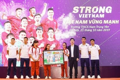  Trưởng Ban tổ chức chương trình “Strong Vietnam” Đỗ Vinh Quang trao giải nhất của cuộc thi “Tiếp lửa đam mê”