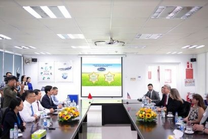 Buổi làm việc giữa Vinamilk và đoàn công tác Bộ Nông Nghiệp Hoa Kỳ trong khuôn khổ chuyến thăm Nhà máy sữa Việt Nam tại tỉnh Bình Dương