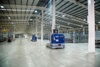 Các Robot (LGV) được lập trình và điều khiển bởi máy tính trung tâm, vận hành tự động để vận chuyển nâng, xếp hàng và có khả năng tự sạc khi hết năng lượng.