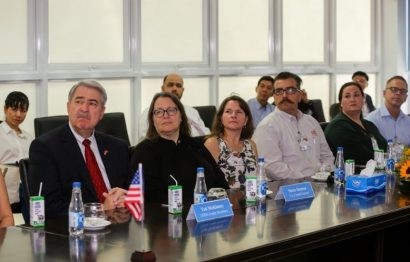 Thứ Trưởng Bộ Nông Nghiệp Hoa Kỳ Ted McKinney (ngồi đầu tiên từ trái sang) và đoàn công tác theo dõi phần giới thiệu các thông tin nổi bật của Vinamilk