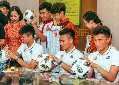 Duy Mạnh, Quang Hải, Bùi Tiến Dũng ký tặng các fan tại trường THCS Nam Trung Yên 