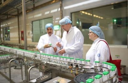 Ông Nguyễn Quốc Khánh – Giám đốc Điều hành R&D của Vinamilk giới thiệu đến Thứ trưởng và Tổng Lãnh sự dây chuyền sản xuất sữa của nhà máy