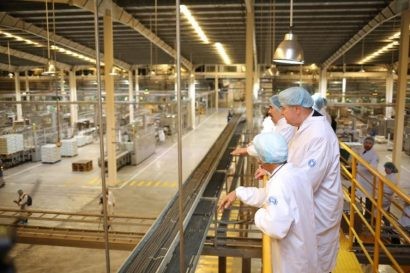 Đại diện Bộ Nông Nghiệp Hoa Kỳ ấn tượng với quy mô của siêu nhà máy sữa có công nghệ tự động hóa và điều khiển tích hợp từ khâu nhập liệu tới kho thành phẩm.