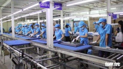  Dây chuyền sản xuất tivi của Asanzo bên trong nhà máy tại khu công nghiệp Vĩnh Lộc (Q.Bình Tân, TP.HCM) - Ảnh: NGỌC HIỂN