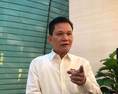 Ông Bùi Sỹ Lợi, Phó Chủ nhiệm Ủy ban Về các vấn đề xã hội của Quốc hội, đại biểu Quốc hội tỉnh Thanh Hóa trả lời phỏng vấn báo chí bên hành lang Quốc hội. Ảnh: Viết Tôn.