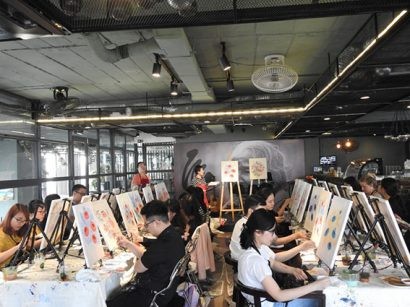 Một buổi học cuối tuần của lớp học vẽ thư giãn Tipsy Art 