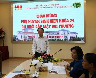 GS.TS. Nguyễn Công Nghiệp - Phó Hiệu trưởng Trường Đại học Kinh doanh và Công nghệ Hà Nội phát biểu tại buổi gặp mặt. 