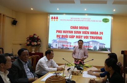 TS. Lê Anh Sắc, Phó Trưởng phòng Quản lý – Đào tạo phát biểu tại buổi gặp mặt các phụ huynh sinh viên khóa 24 
