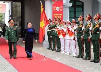 Chủ tịch Quốc hội Nguyễn Thị Kim Ngân duyệt đội danh dự. Ảnh: Trọng Đức/TTXVN 