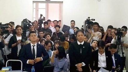 Đạo diễn Việt Tú và đại diện Công ty Tuần Châu tại phiên tòa sơ thẩm 