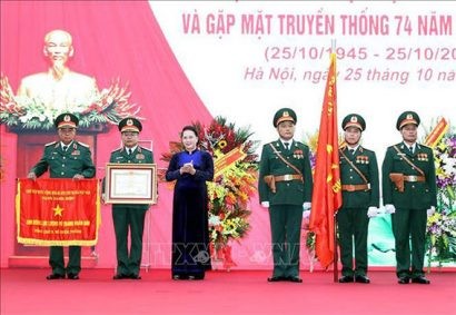 Chủ tịch Quốc hội Nguyễn Thị Kim Ngân trao danh hiệu Anh hùng LLVT cho Tổng cục II. Ảnh: Trọng Đức/TTXVN 
