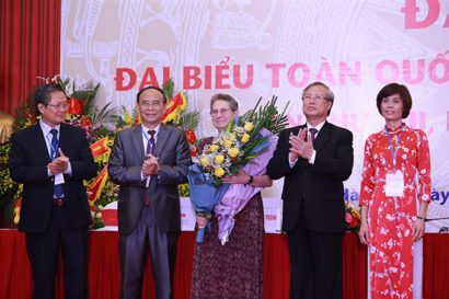 Uỷ viên Bộ Chính trị, Thường trực Ban Bí thư Trần Quốc Vượng chụp ảnh lưu niệm cùng lãnh đạo Hội Luật gia Việt Nam và bà Jeanne Ellen Mirer tại Đại hội đại biểu toàn quốc HLGVN lần thứ XIII (tháng 9/2019)