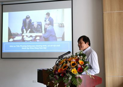 PGS.TS. Phạm Dương Châu, Phó Hiệu trưởng kiêm Chủ nhiệm Khoa Răng Hàm Mặt giới thiệu về Khoa. Ảnh: Huy Thuyết 