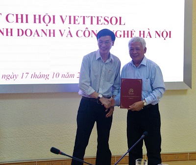 Đại diện Ban lãnh đạo Khoa Ngôn ngữ Anh, Ông Nguyễn Ngọc Hùng, Phó Chủ nhiệm Khoa nhận Quyết định của Phân hội Nghiên cứu và Giảng dạy tiếng Anh