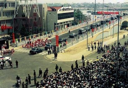Lễ khánh thành cầu Sông Hàn ngày 29/03/2000 – thời điểm có thể coi là bước ngoặt cho sự phát triển của Đà Nẵng. Ảnh: Nhân Mùi/Báo Đà Nẵng. 